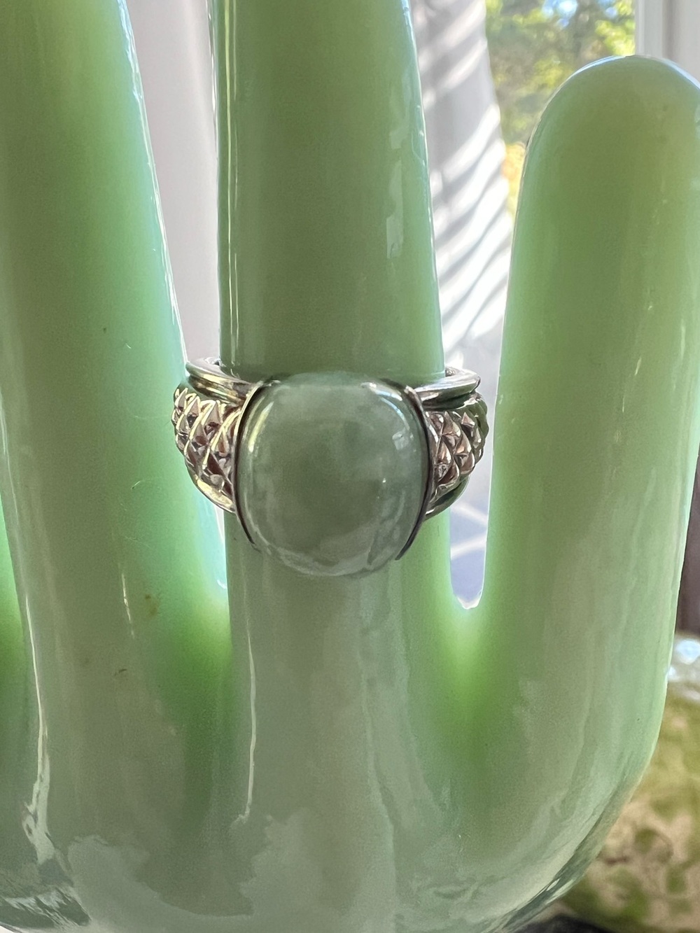 Vintage Jade 925 cabochon ring with textured diamond pattern band.